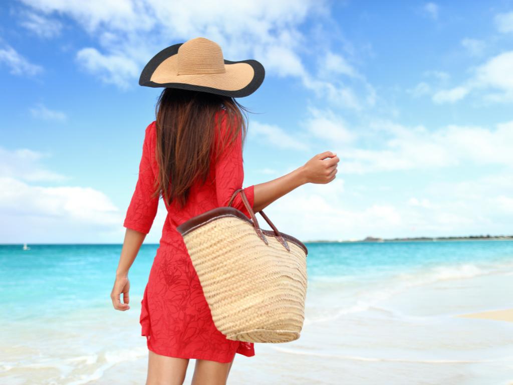 mulher usando um vestidinho curto vermelho na praia