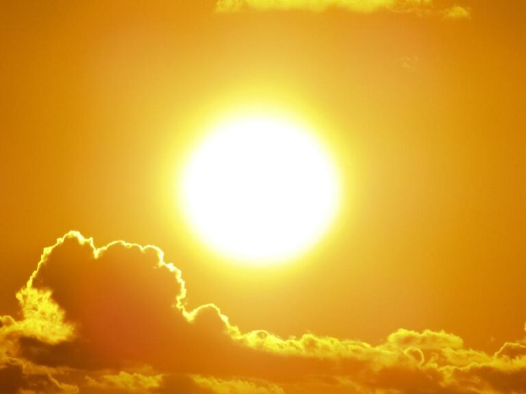 sol forte amarelo e nuvens