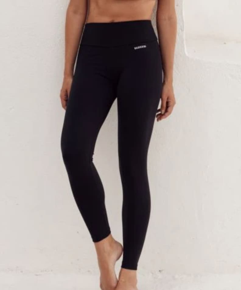 modelo vestindo calca legging sport preto basickini